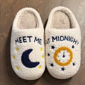 NWOT Meet Me at Midnight Slippers 7/8